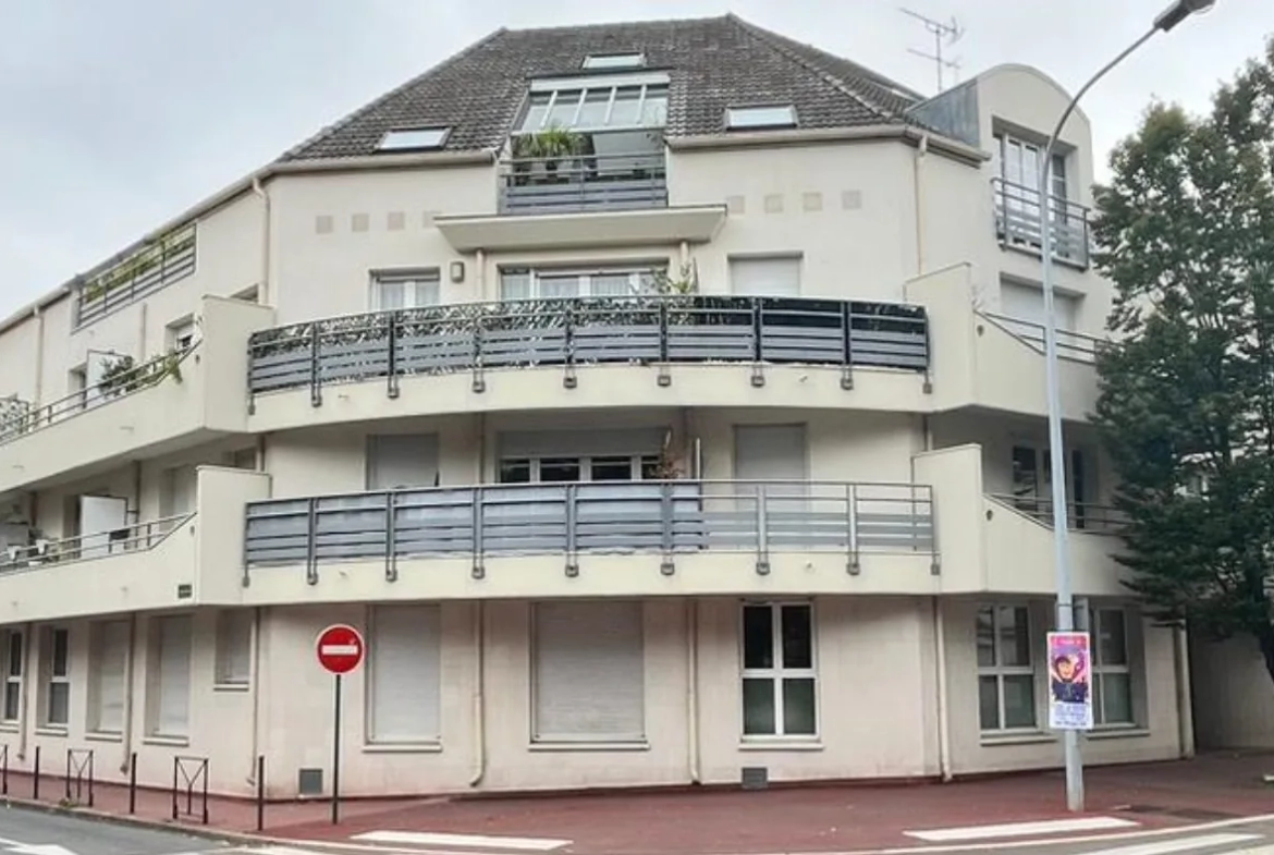 Grand box sécurisé à vendre à Noisy-Le-Grand proche commodités 