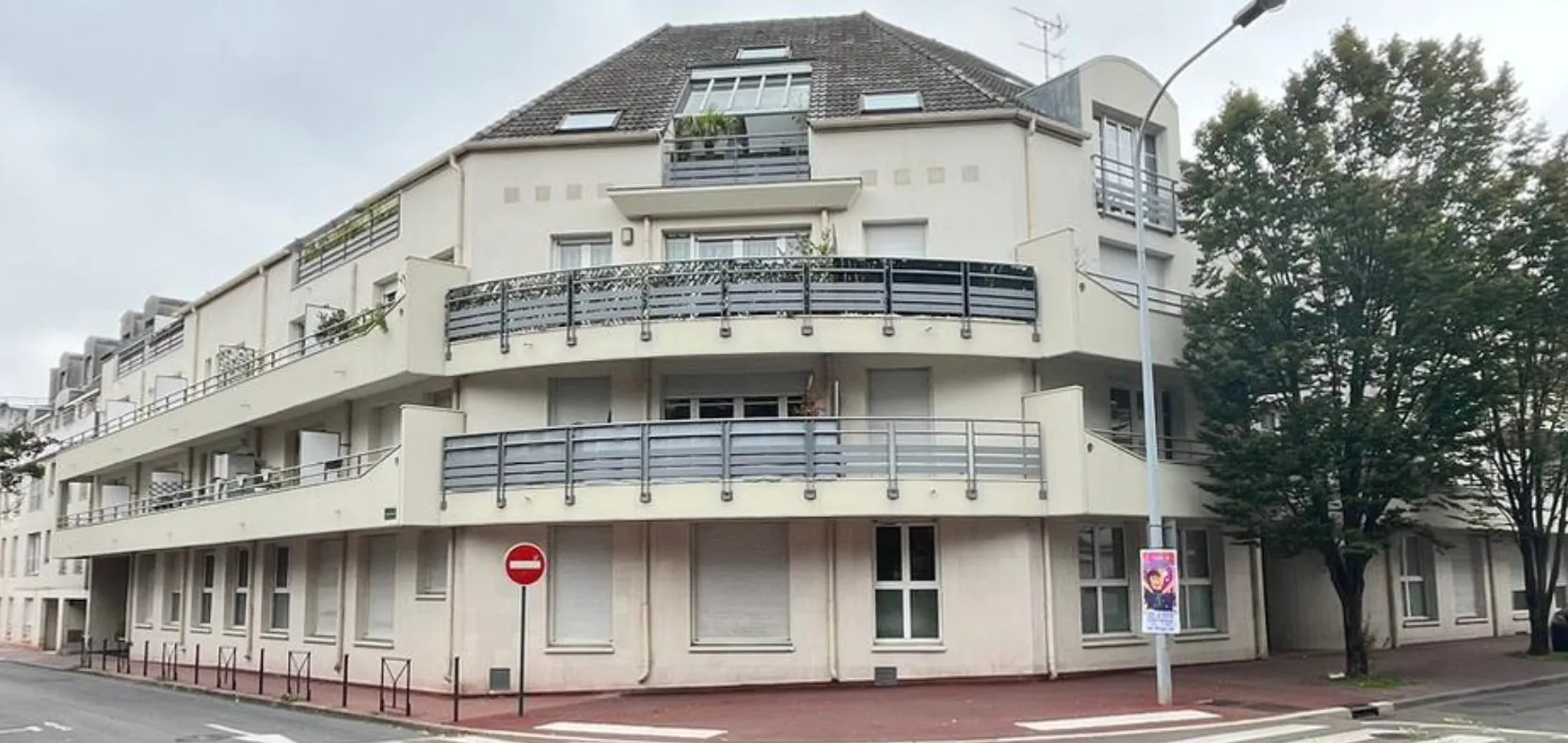 Grand box sécurisé à vendre à Noisy-Le-Grand proche commodités 