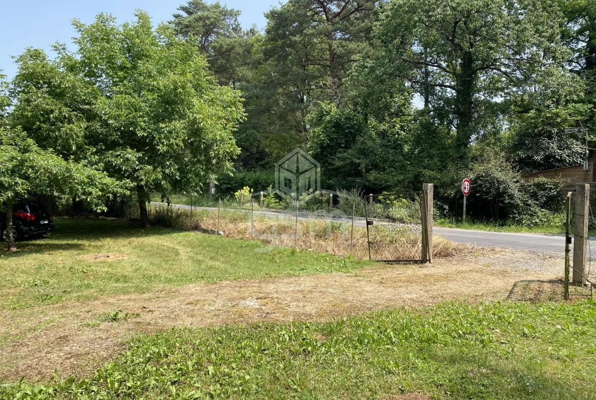 Terrain de loisir de 825 m² entre Esvres et Azay-sur-Cher avec petite maison 