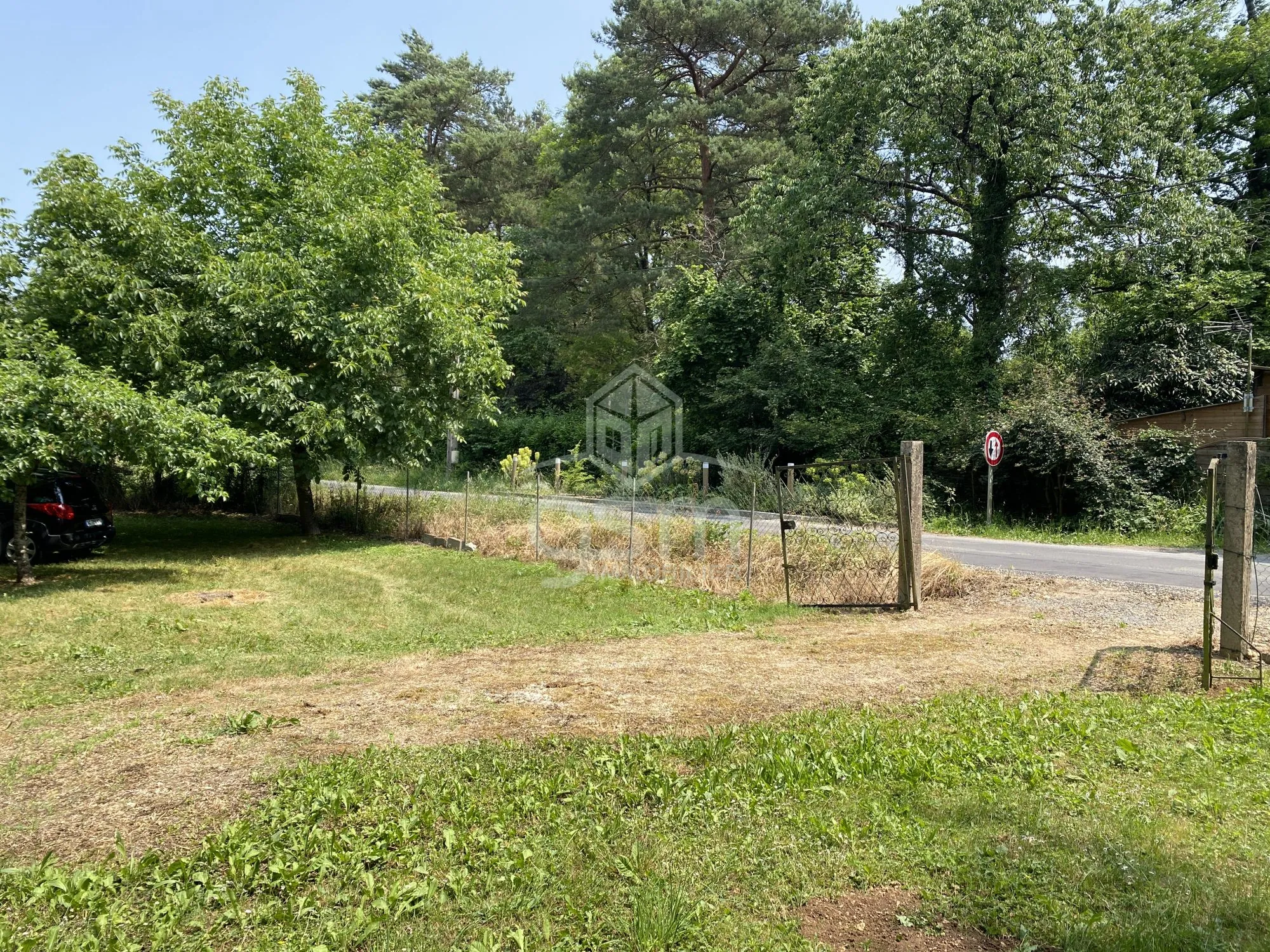 Terrain de loisir de 825 m² entre Esvres et Azay-sur-Cher avec petite maison 