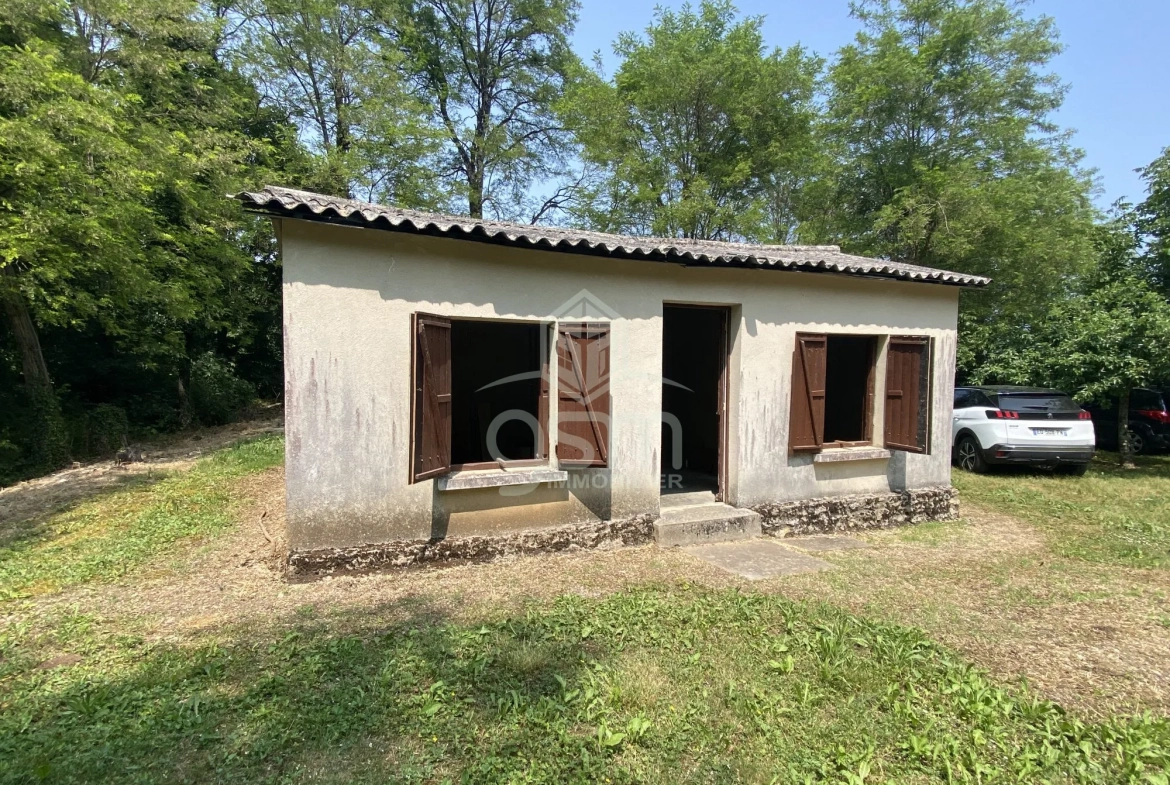 Terrain de loisir de 825 m² entre Esvres et Azay-sur-Cher avec petite maison 