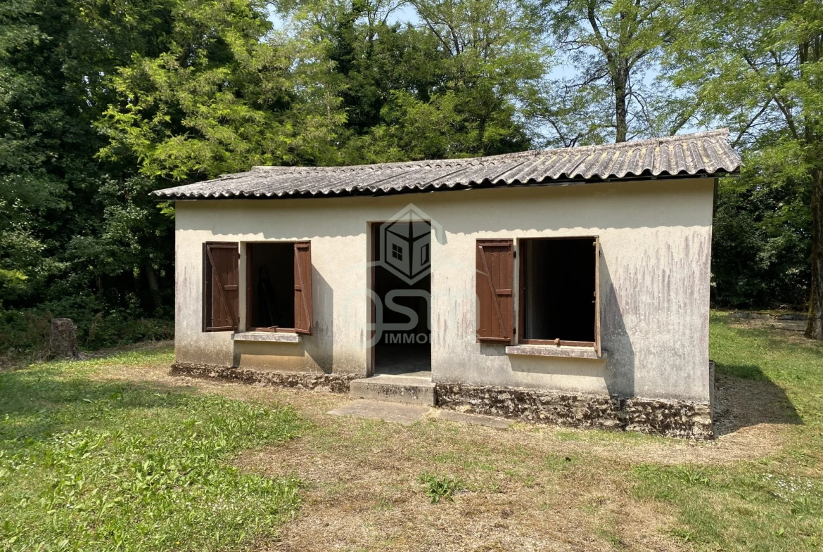 Terrain de loisir de 825 m² entre Esvres et Azay-sur-Cher avec petite maison 