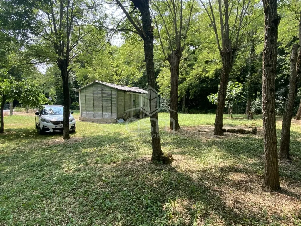 Terrain de loisir de 825 m² entre Esvres et Azay-sur-Cher avec petite maison