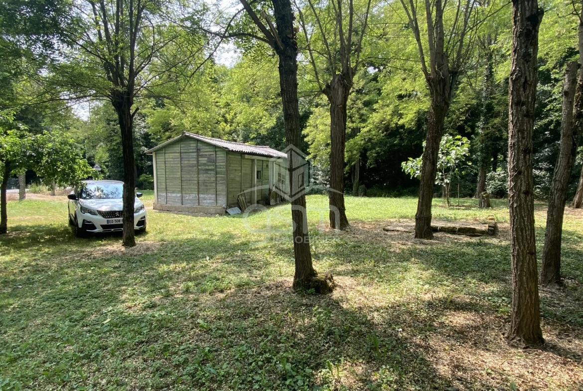 Terrain de loisir de 825 m² entre Esvres et Azay-sur-Cher avec petite maison 