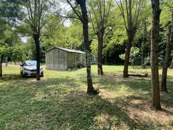 Terrain de loisir de 825 m² entre Esvres et Azay-sur-Cher avec petite maison