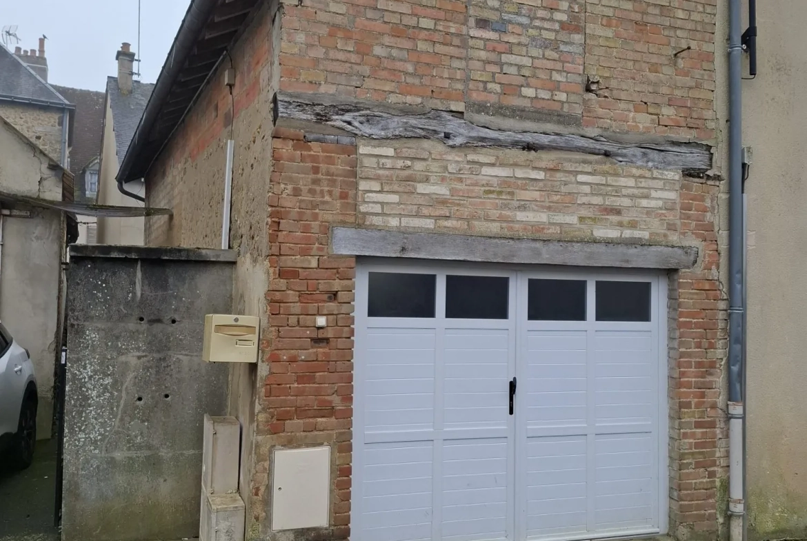 Maison de village à rénover avec dépendance à Beaumont-sur-Sarthe 