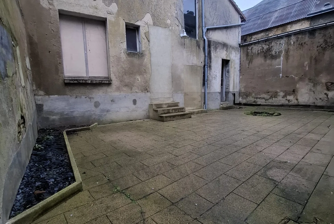 Maison de village à rénover avec dépendance à Beaumont-sur-Sarthe 