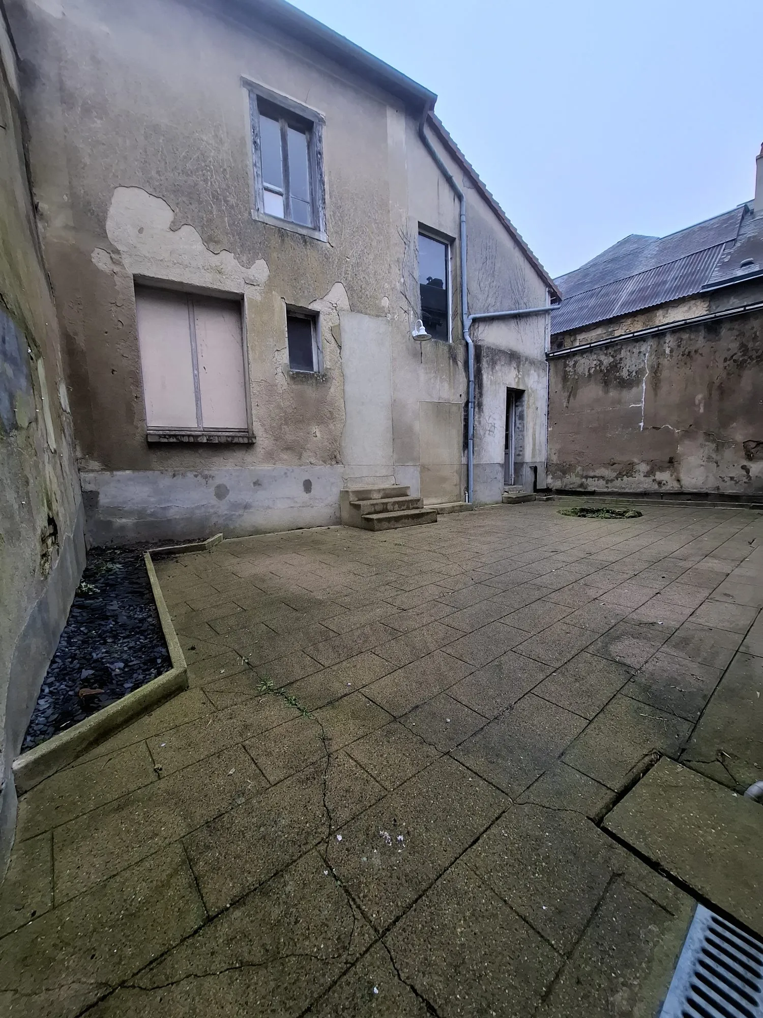 Maison de village à rénover avec dépendance à Beaumont-sur-Sarthe 