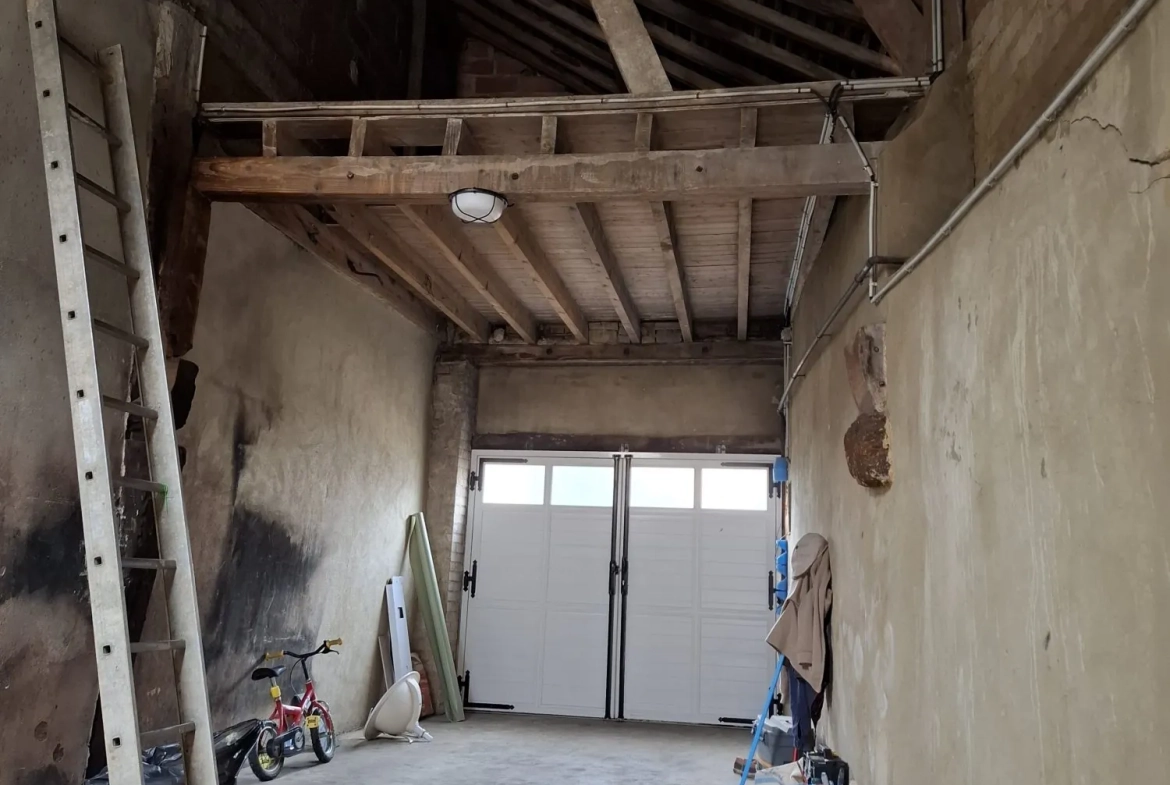 Maison de village à rénover avec dépendance à Beaumont-sur-Sarthe 