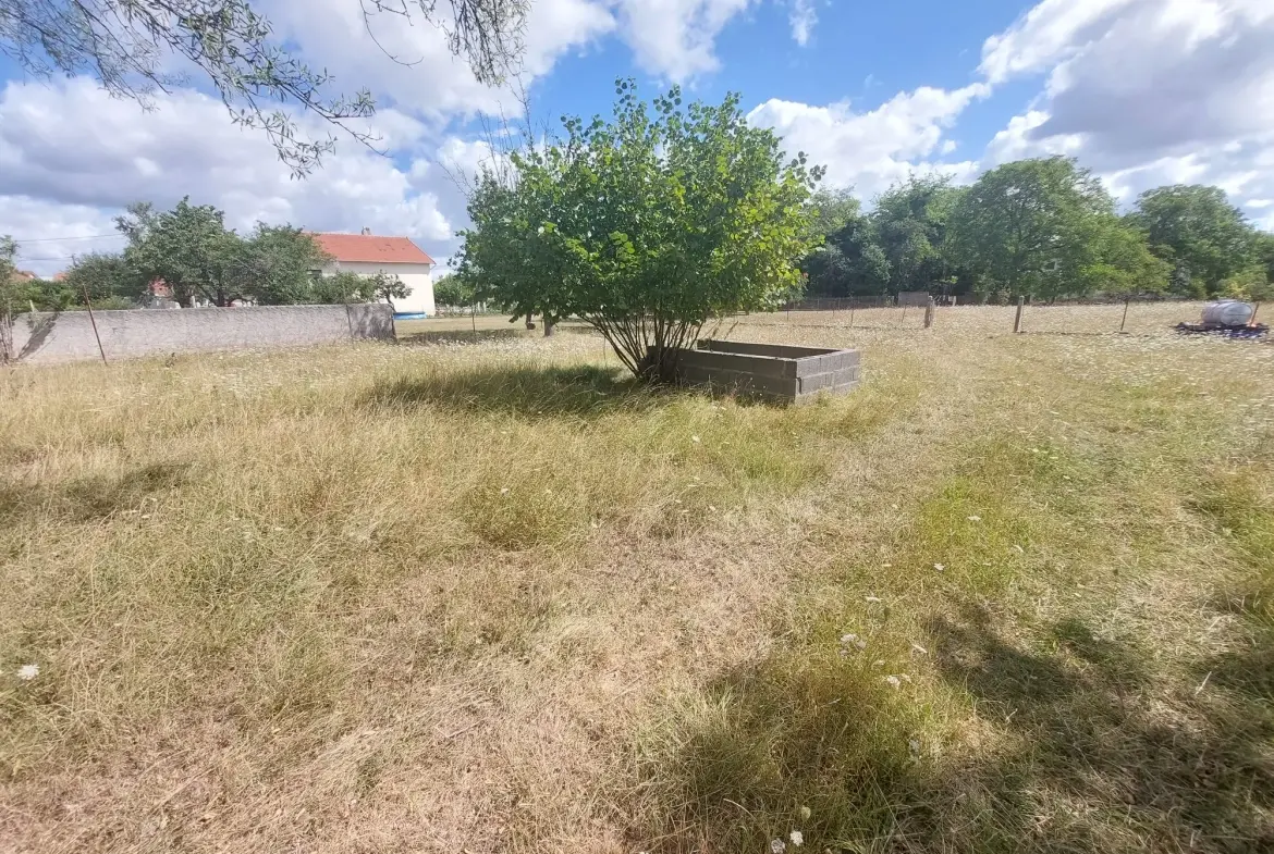 Terrain à vendre à Gannat – Emplacement idéal, terrain plat et ensoleillé de 1414 m² 