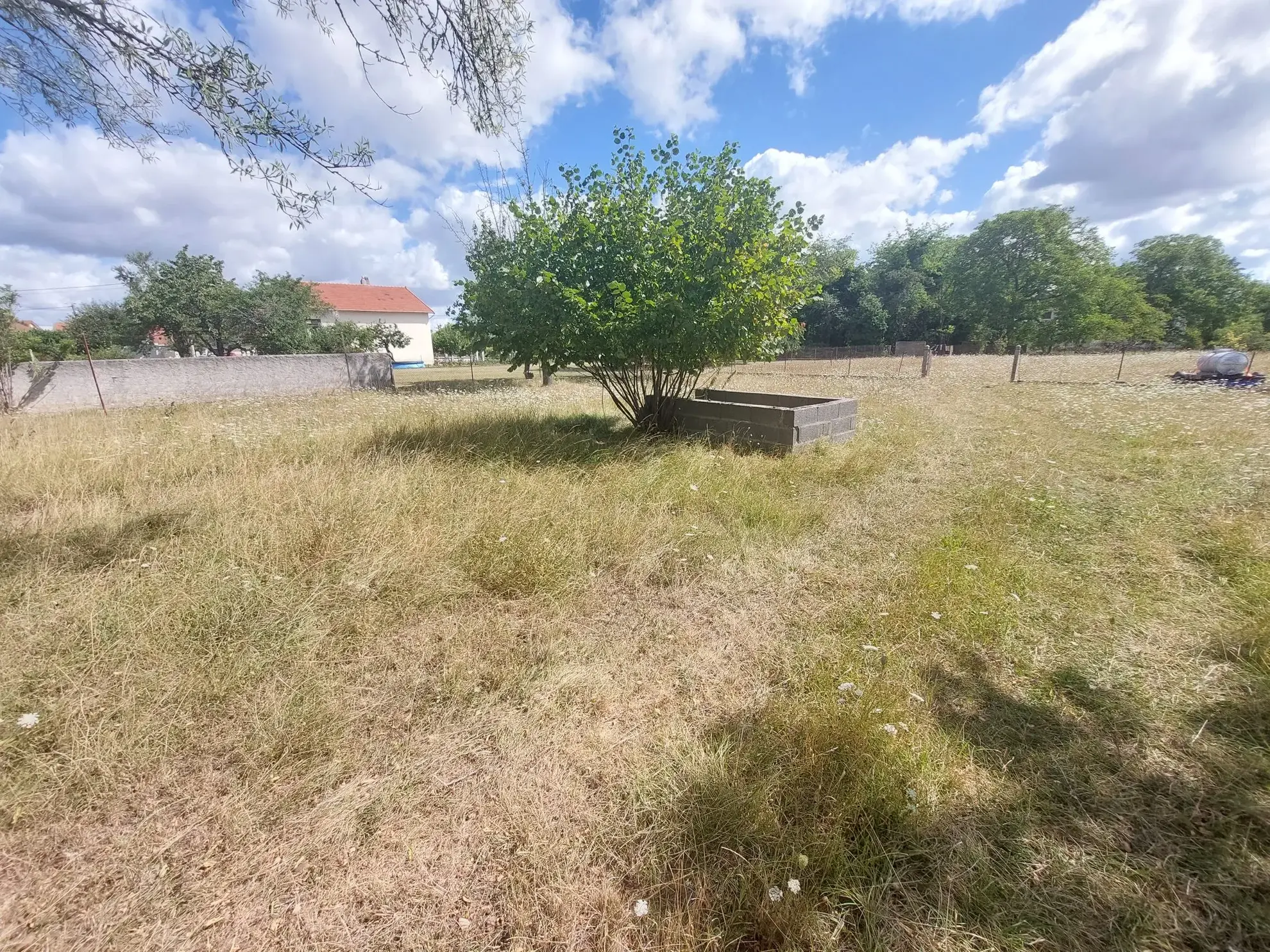 Terrain à vendre à Gannat – Emplacement idéal, terrain plat et ensoleillé de 1414 m² 