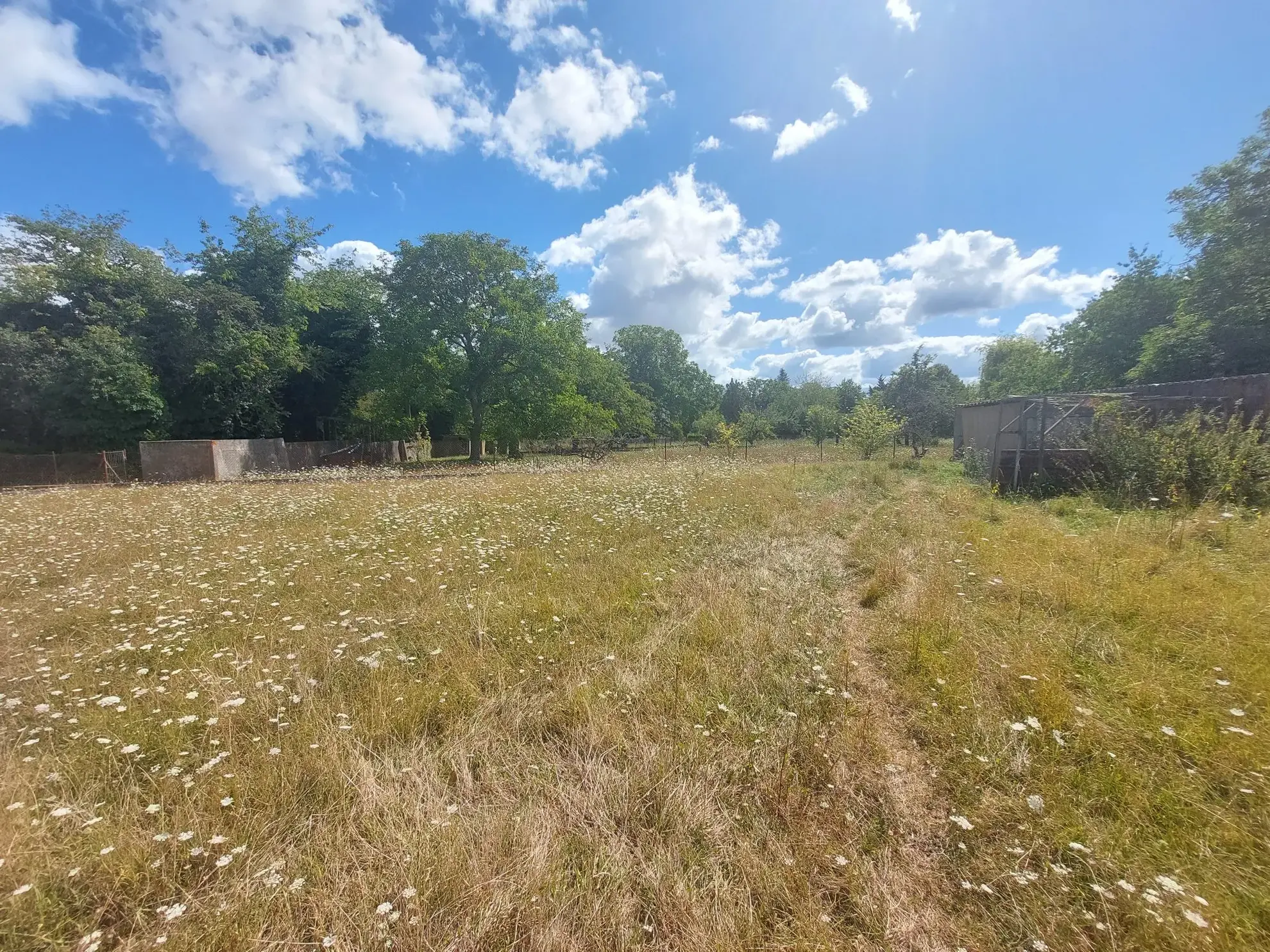 Terrain à vendre à Gannat – Emplacement idéal, terrain plat et ensoleillé de 1414 m² 
