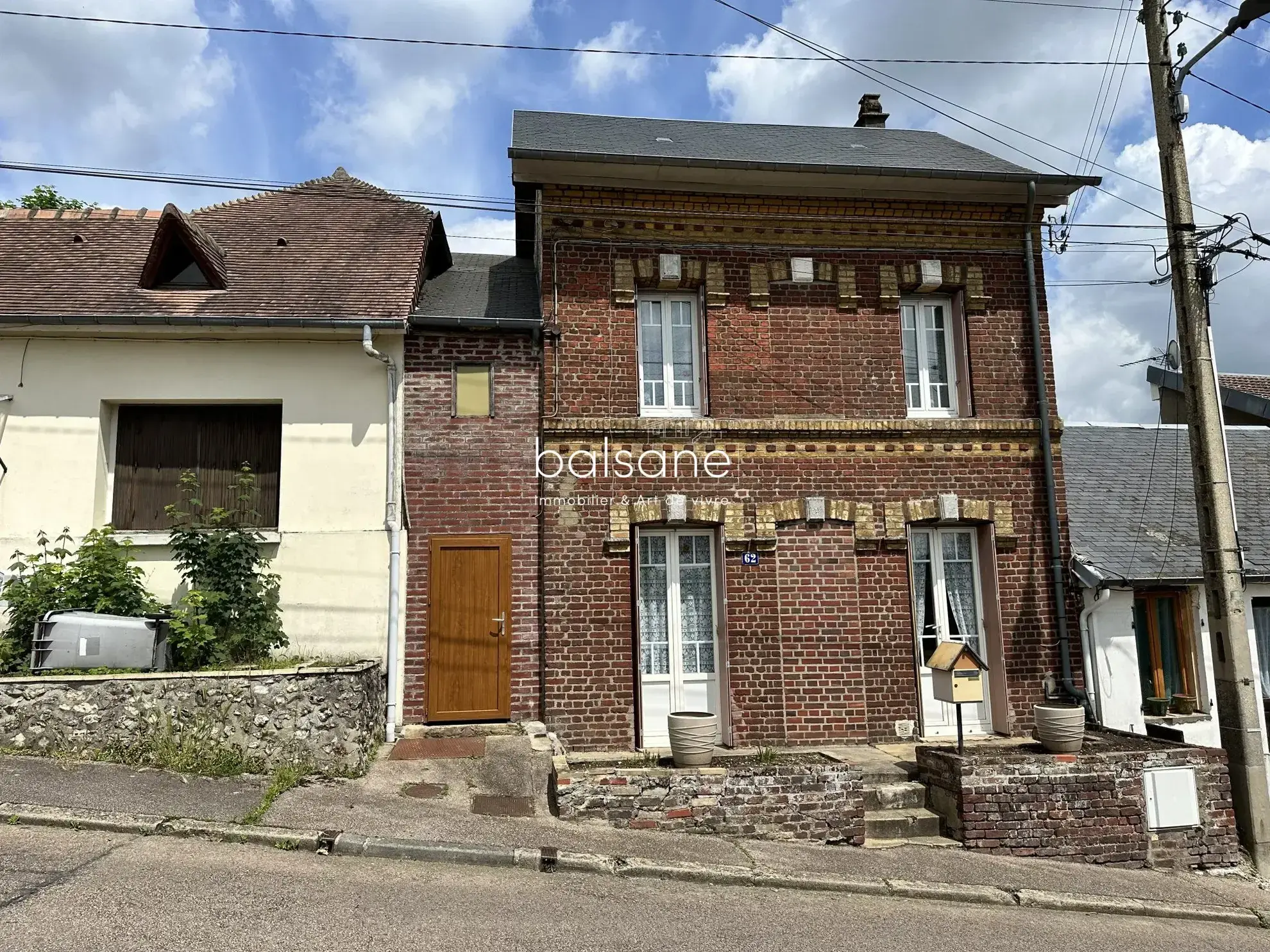 Maison de ville à Elbeuf avec vue panoramique et potentiel de rénovation 