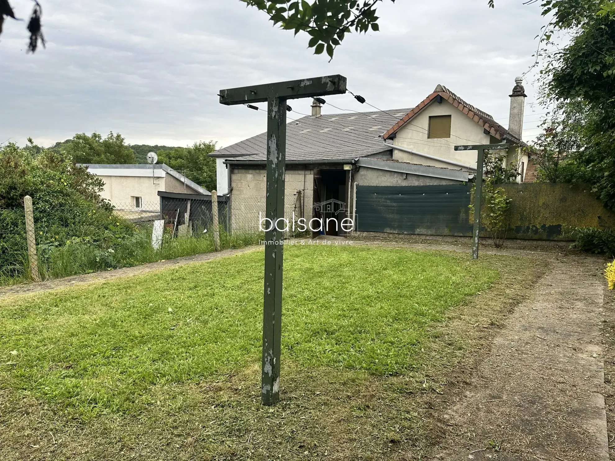 Maison de ville à Elbeuf avec vue panoramique et potentiel de rénovation 