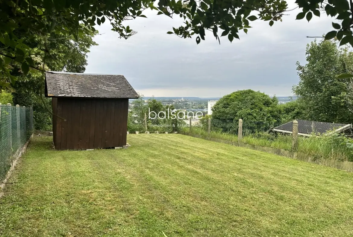 Maison de ville à Elbeuf avec vue panoramique et potentiel de rénovation 