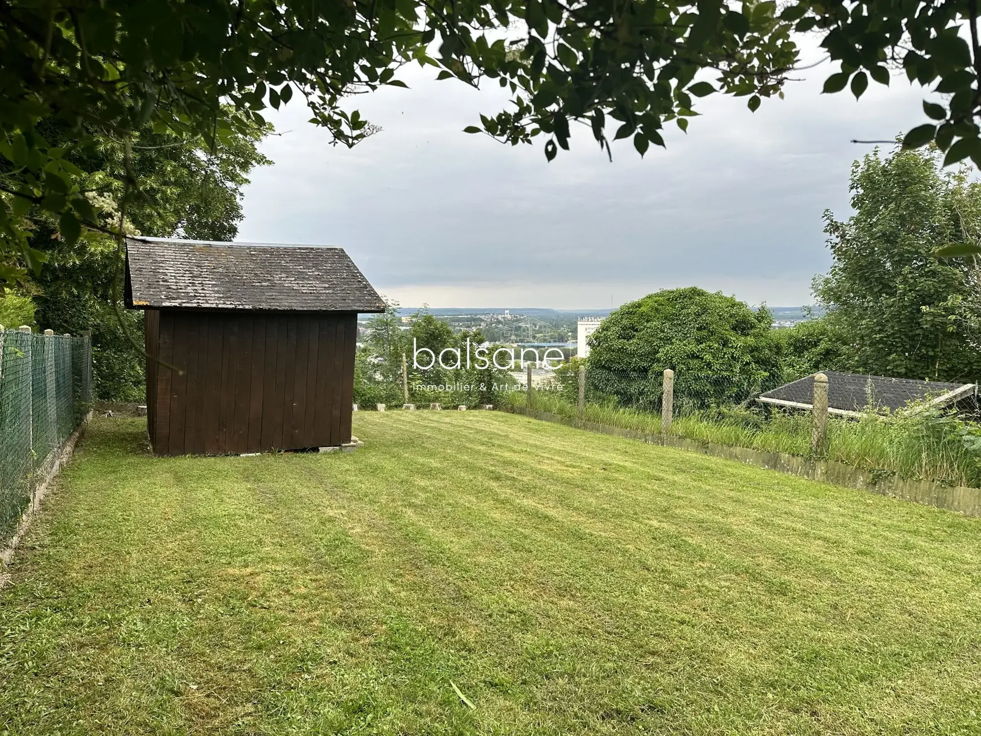 Maison de ville à Elbeuf avec vue panoramique et potentiel de rénovation 