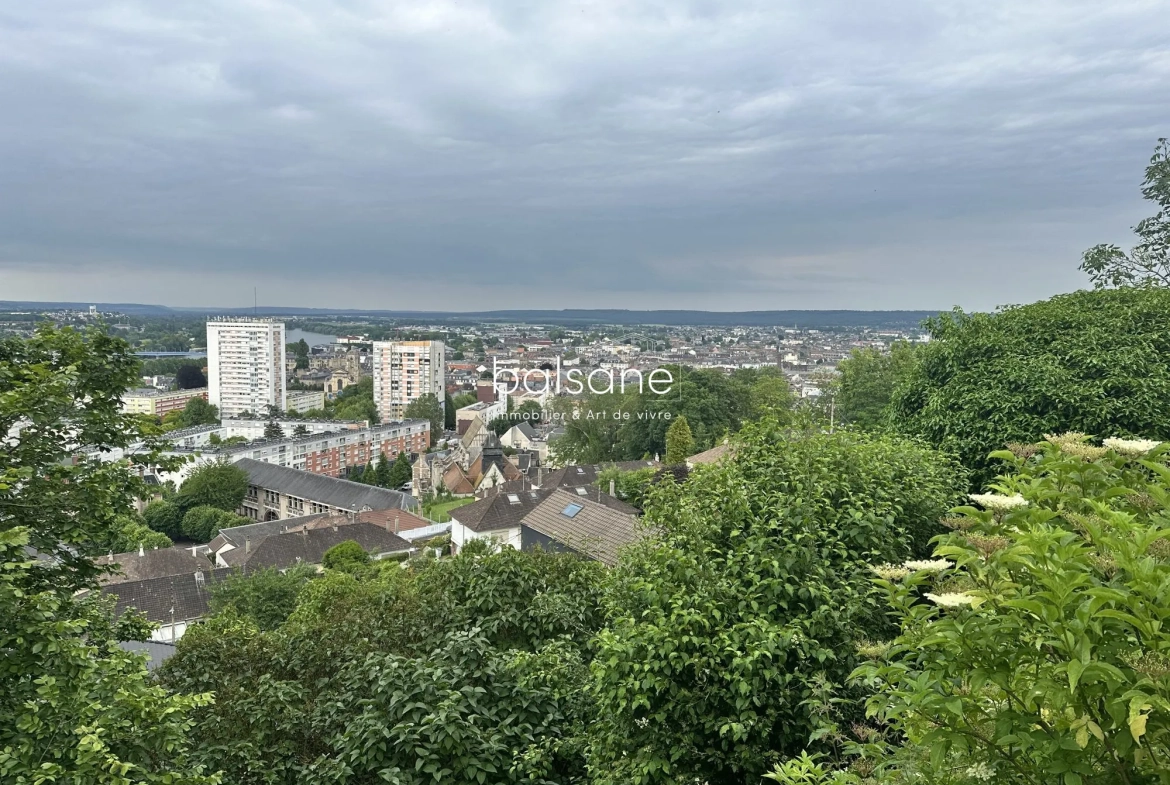 Maison de ville à Elbeuf avec vue panoramique et potentiel de rénovation 