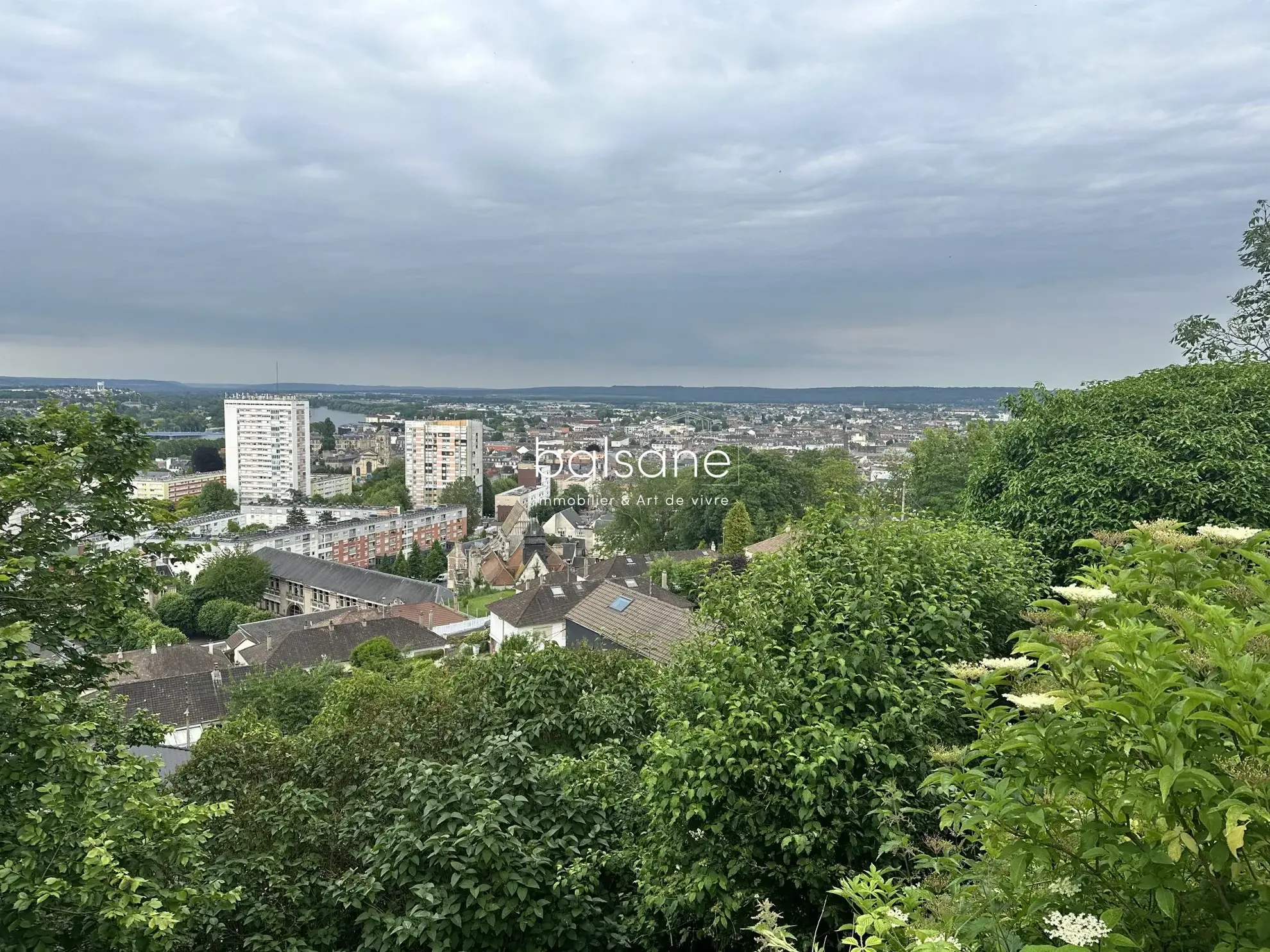 Maison de ville à Elbeuf avec vue panoramique et potentiel de rénovation 