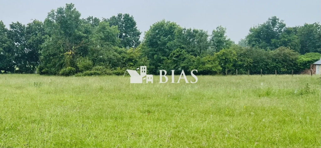 Terrain constructible de 1350 m² à Treis-Sants-en-Ouche, proche Bernay