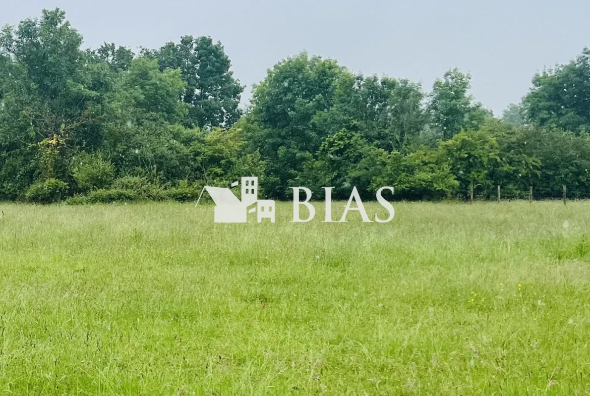 Terrain constructible de 1350 m² à Treis-Sants-en-Ouche, proche Bernay 