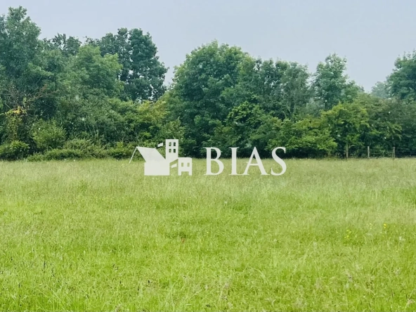 Terrain constructible de 1350 m² à Treis-Sants-en-Ouche, proche Bernay