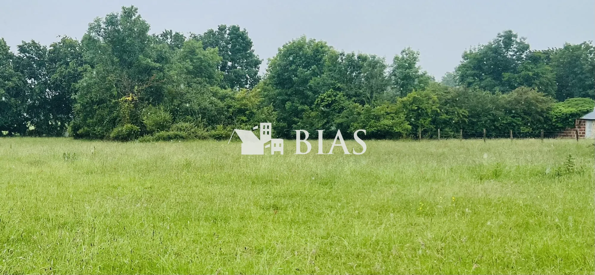 Terrain constructible de 1350 m² à Treis-Sants-en-Ouche, proche Bernay 