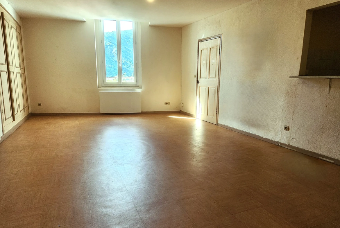 Appartement T2 à rénover en Centre-Ville de Digne-les-Bains avec Potentiel de Rentabilité 