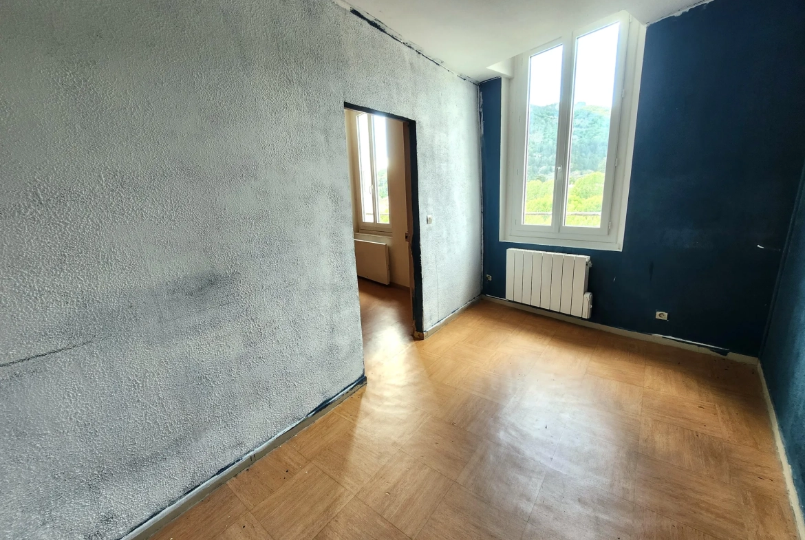 Appartement T2 à rénover en Centre-Ville de Digne-les-Bains avec Potentiel de Rentabilité 