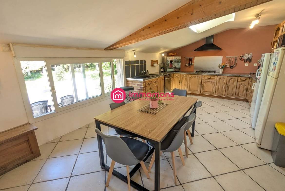 Maison spacieuse de 141 m² avec 4 chambres, garage et terrain à Yvré-le-Pôlin 