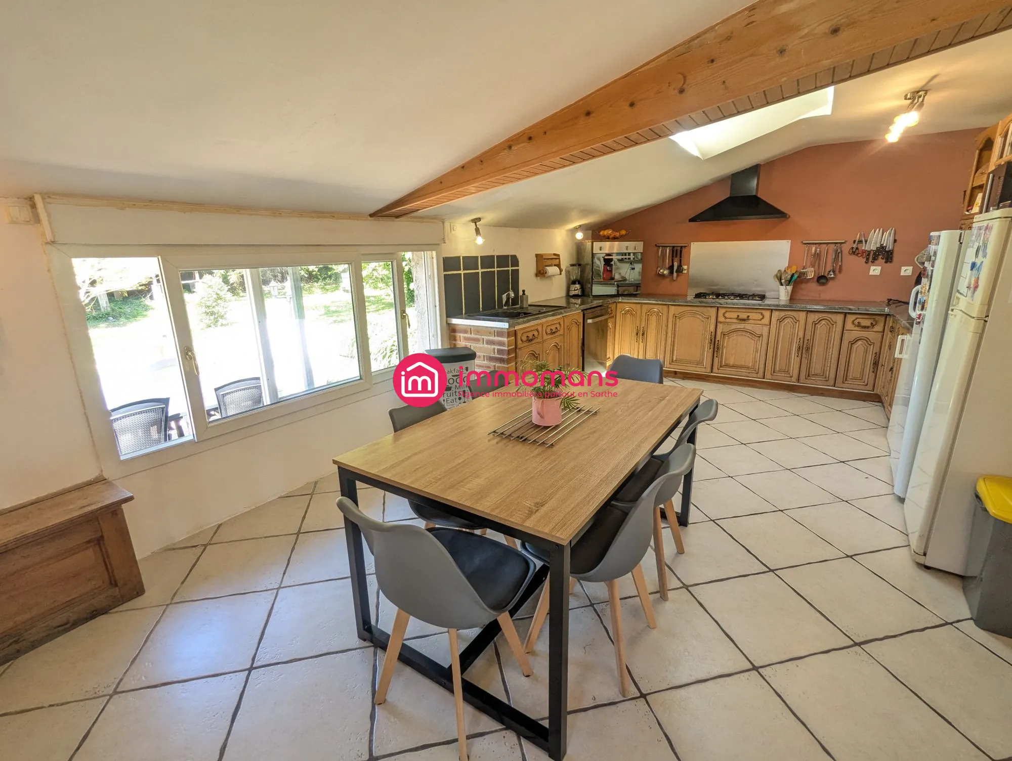 Maison spacieuse de 141 m² avec 4 chambres, garage et terrain à Yvré-le-Pôlin 