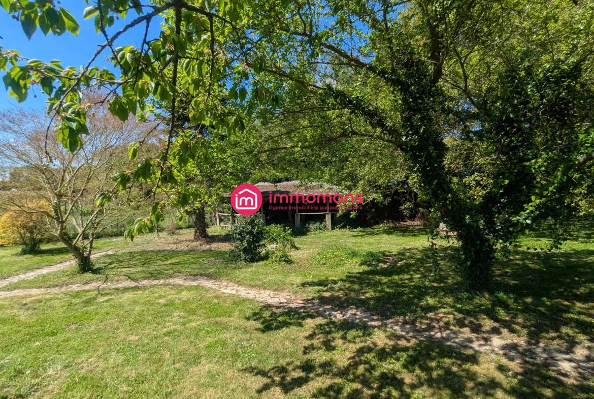 Maison spacieuse de 141 m² avec 4 chambres, garage et terrain à Yvré-le-Pôlin 