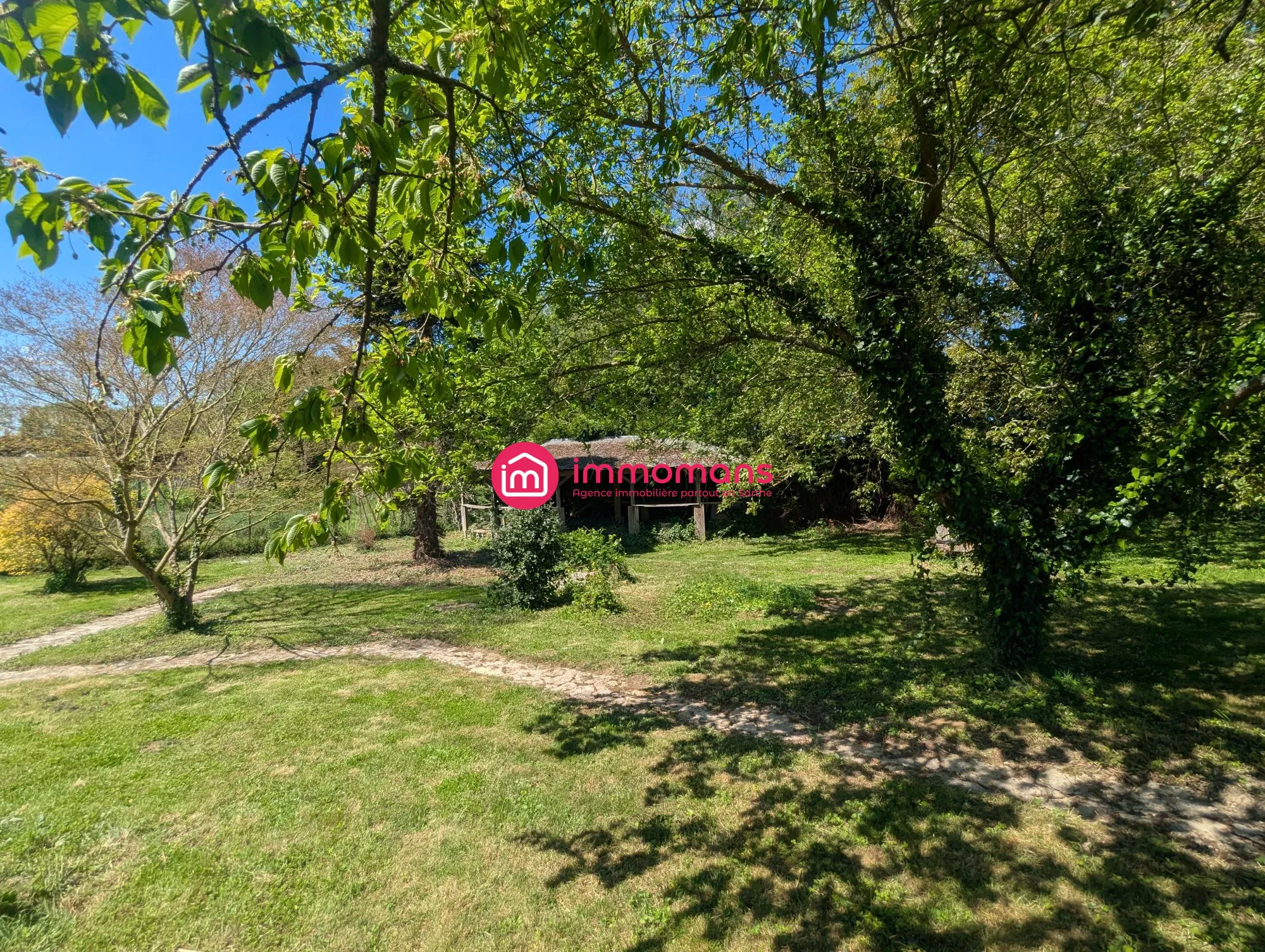 Maison spacieuse de 141 m² avec 4 chambres, garage et terrain à Yvré-le-Pôlin 