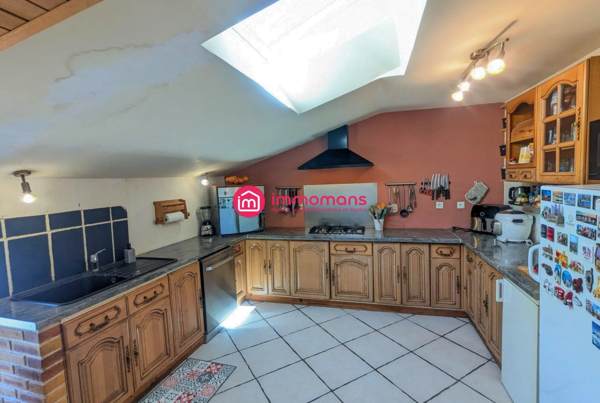Maison spacieuse de 141 m² avec 4 chambres, garage et terrain à Yvré-le-Pôlin 