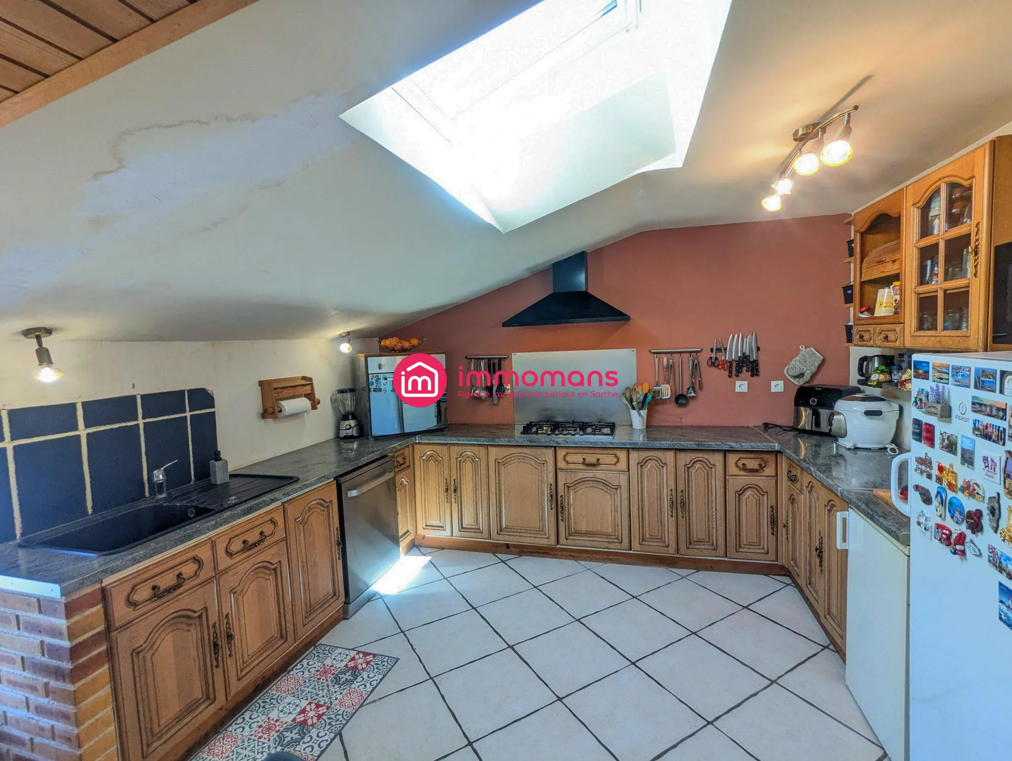 Maison spacieuse de 141 m² avec 4 chambres, garage et terrain à Yvré-le-Pôlin 