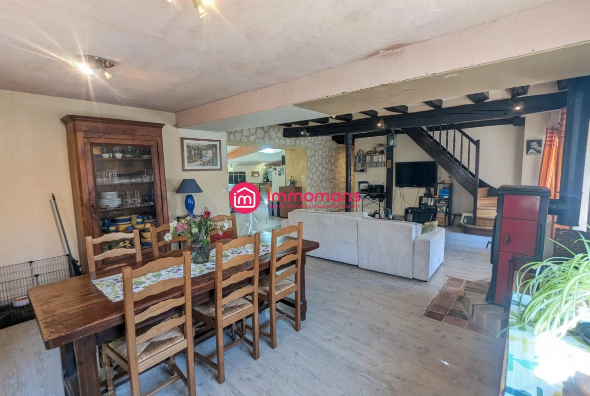 Maison spacieuse de 141 m² avec 4 chambres, garage et terrain à Yvré-le-Pôlin 