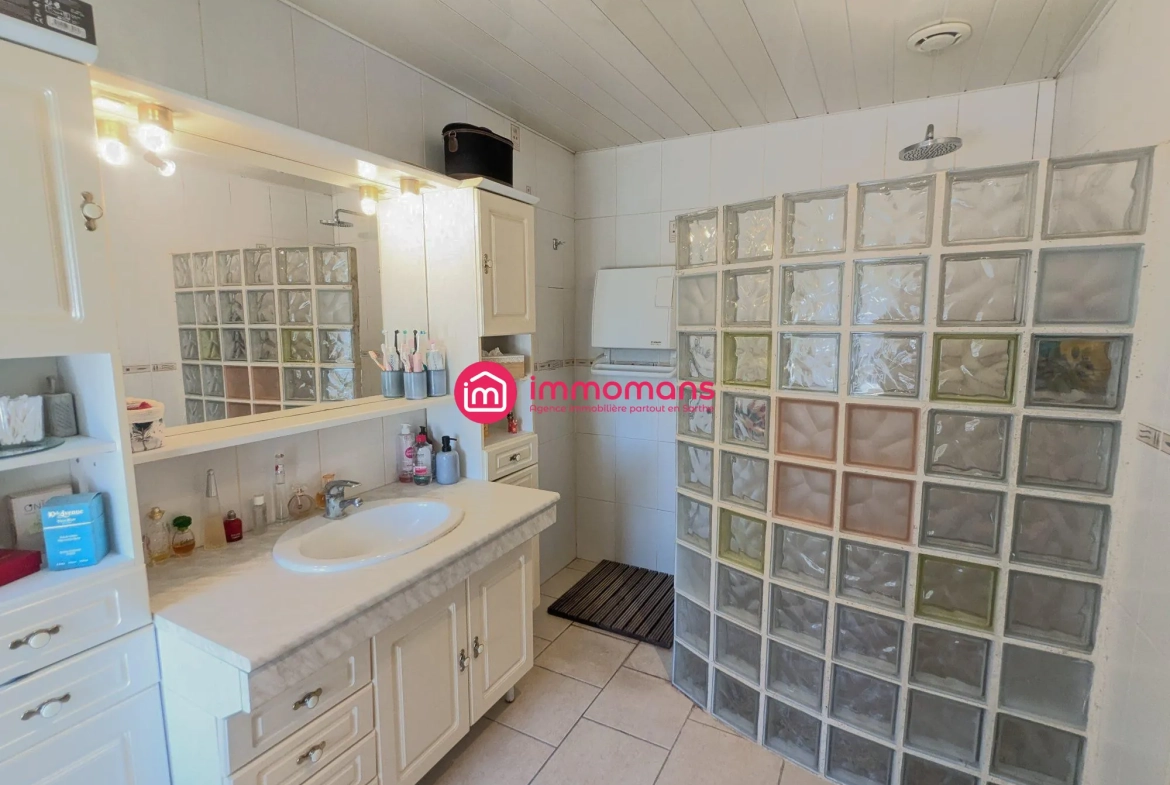 Maison spacieuse de 141 m² avec 4 chambres, garage et terrain à Yvré-le-Pôlin 