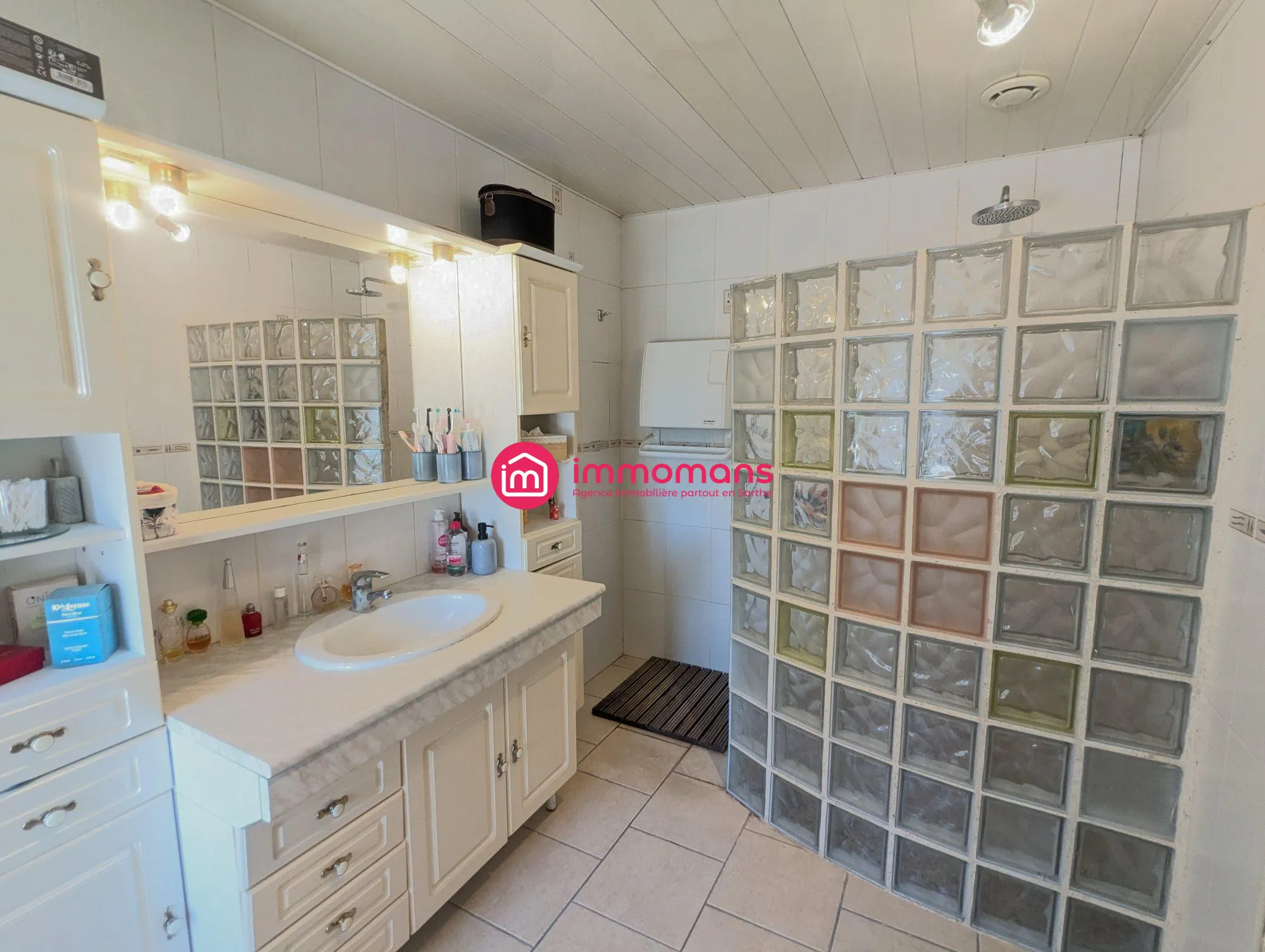 Maison spacieuse de 141 m² avec 4 chambres, garage et terrain à Yvré-le-Pôlin 