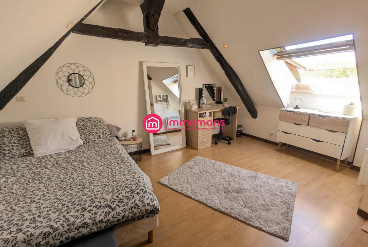 Maison spacieuse de 141 m² avec 4 chambres, garage et terrain à Yvré-le-Pôlin 