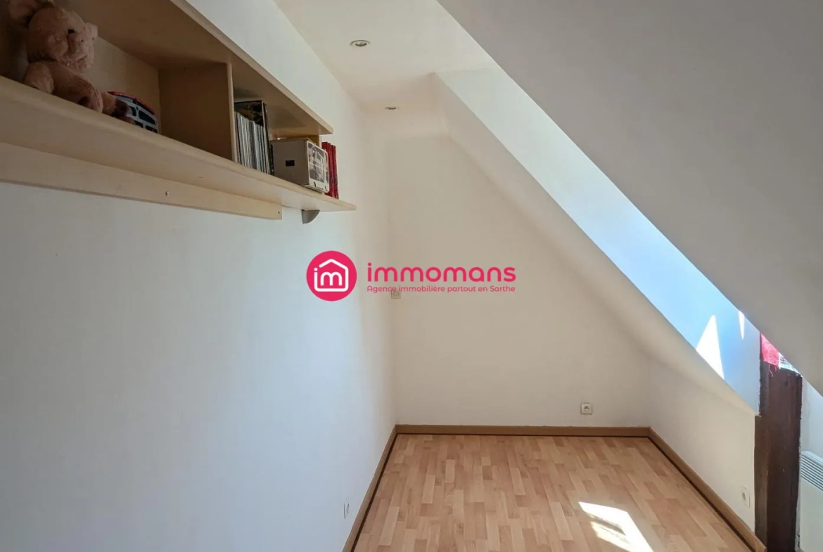 Maison spacieuse de 141 m² avec 4 chambres, garage et terrain à Yvré-le-Pôlin 