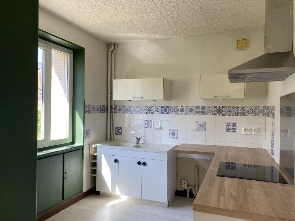  NIVEAU 1 Maison ancienne au centre-ville avec potentiel d'aménagement à Châteauneuf-la-Forêt 