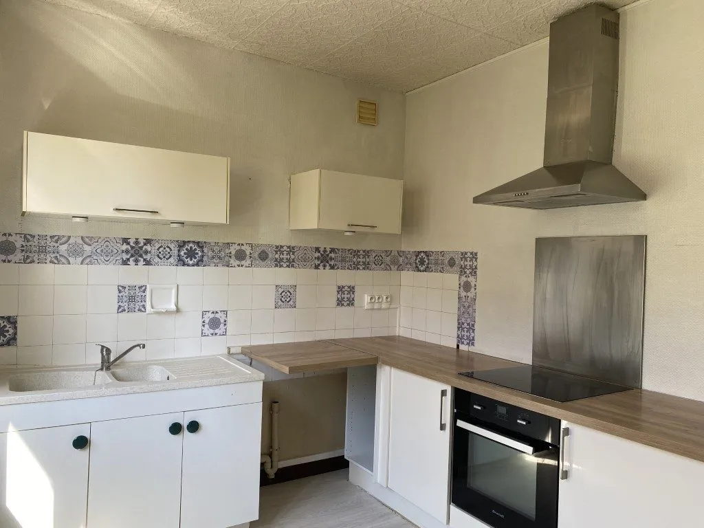 Maison ancienne au centre-ville avec potentiel d'aménagement à Châteauneuf-la-Forêt 