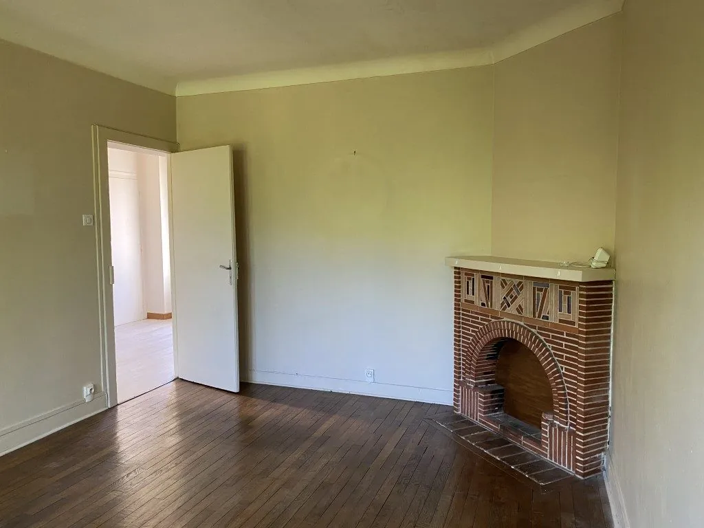  NIVEAU 1 Maison ancienne au centre-ville avec potentiel d'aménagement à Châteauneuf-la-Forêt 