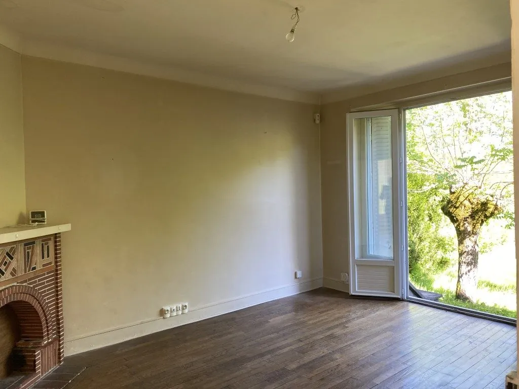Maison ancienne au centre-ville avec potentiel d'aménagement à Châteauneuf-la-Forêt 