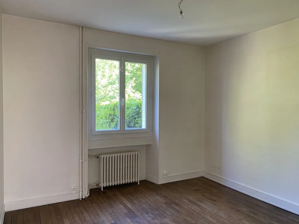 NIVEAU 1 Maison ancienne au centre-ville avec potentiel d'aménagement à Châteauneuf-la-Forêt 