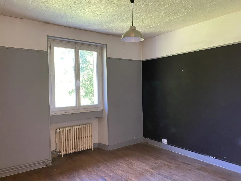 NIVEAU 2 Maison ancienne au centre-ville avec potentiel d'aménagement à Châteauneuf-la-Forêt 