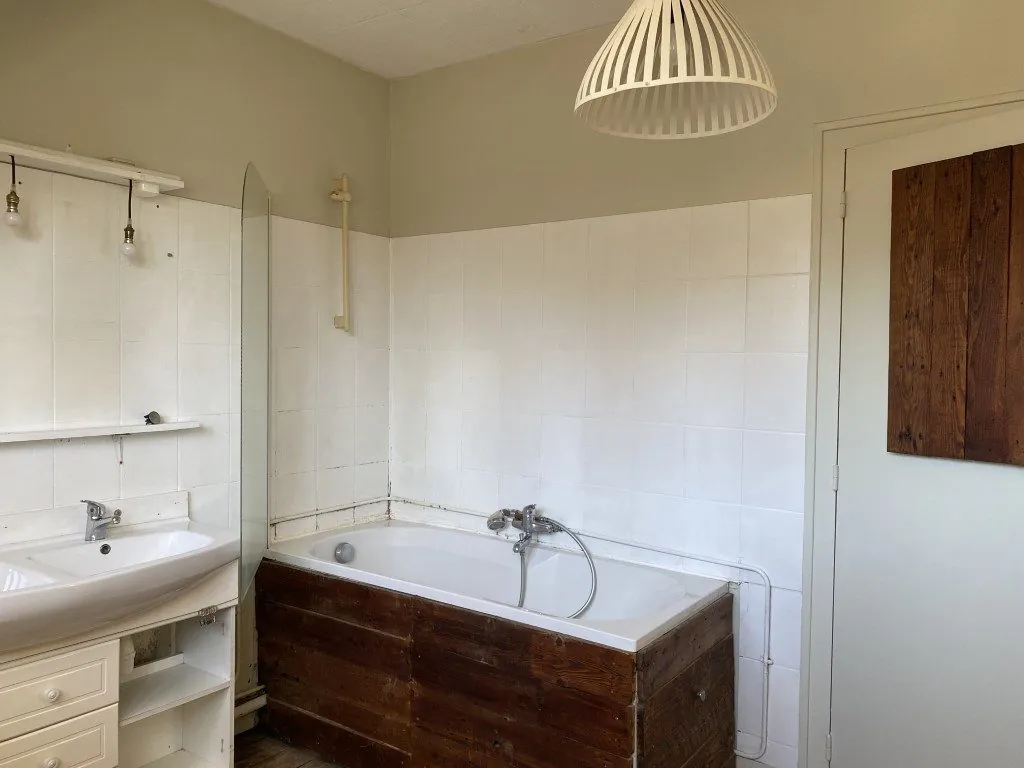 NIVEAU 2 Maison ancienne au centre-ville avec potentiel d'aménagement à Châteauneuf-la-Forêt 