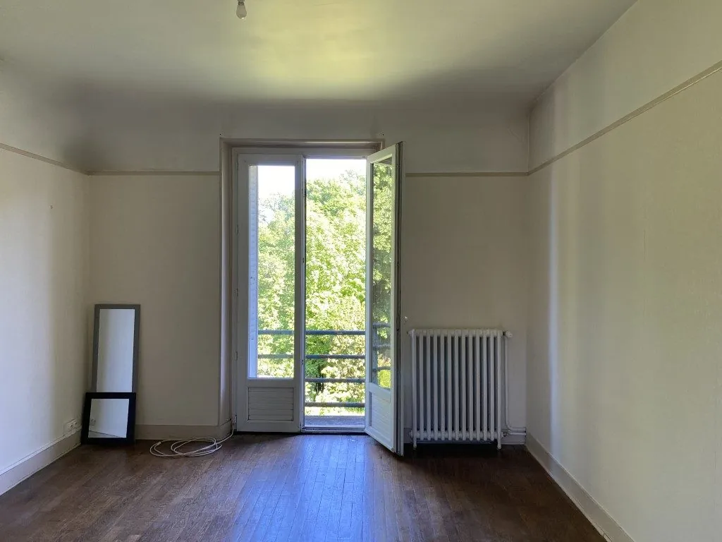 NIVEAU 2 Maison ancienne au centre-ville avec potentiel d'aménagement à Châteauneuf-la-Forêt 