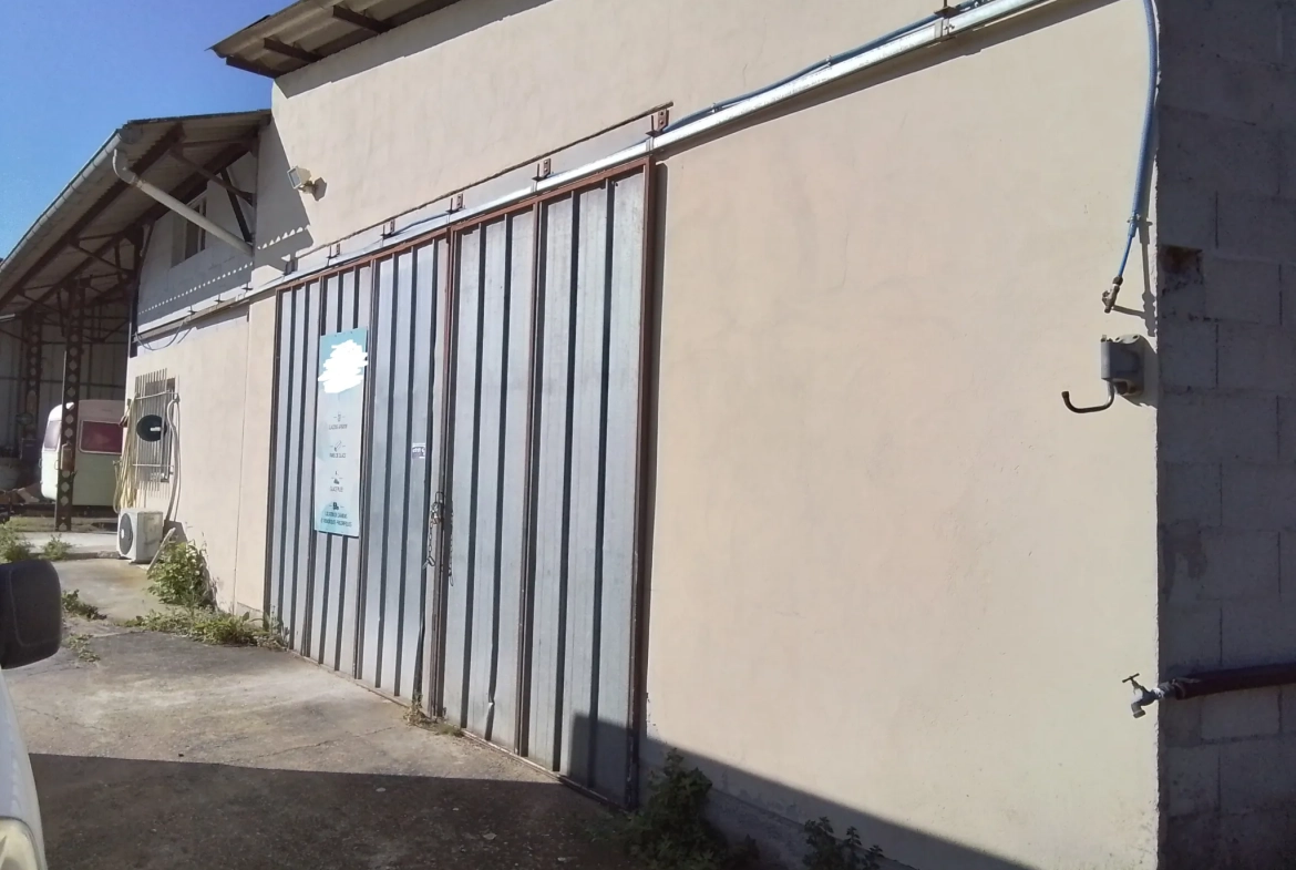 À vendre entrepôt à Joyeuse avec potentiel d'aménagement et grand parking - Opportunité rare 