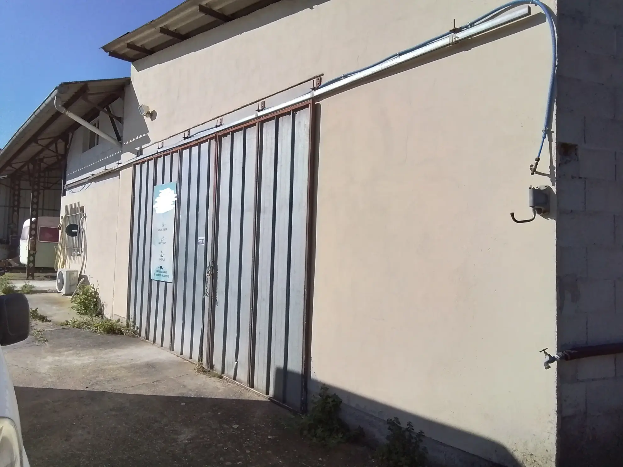 À vendre entrepôt à Joyeuse avec potentiel d'aménagement et grand parking - Opportunité rare 