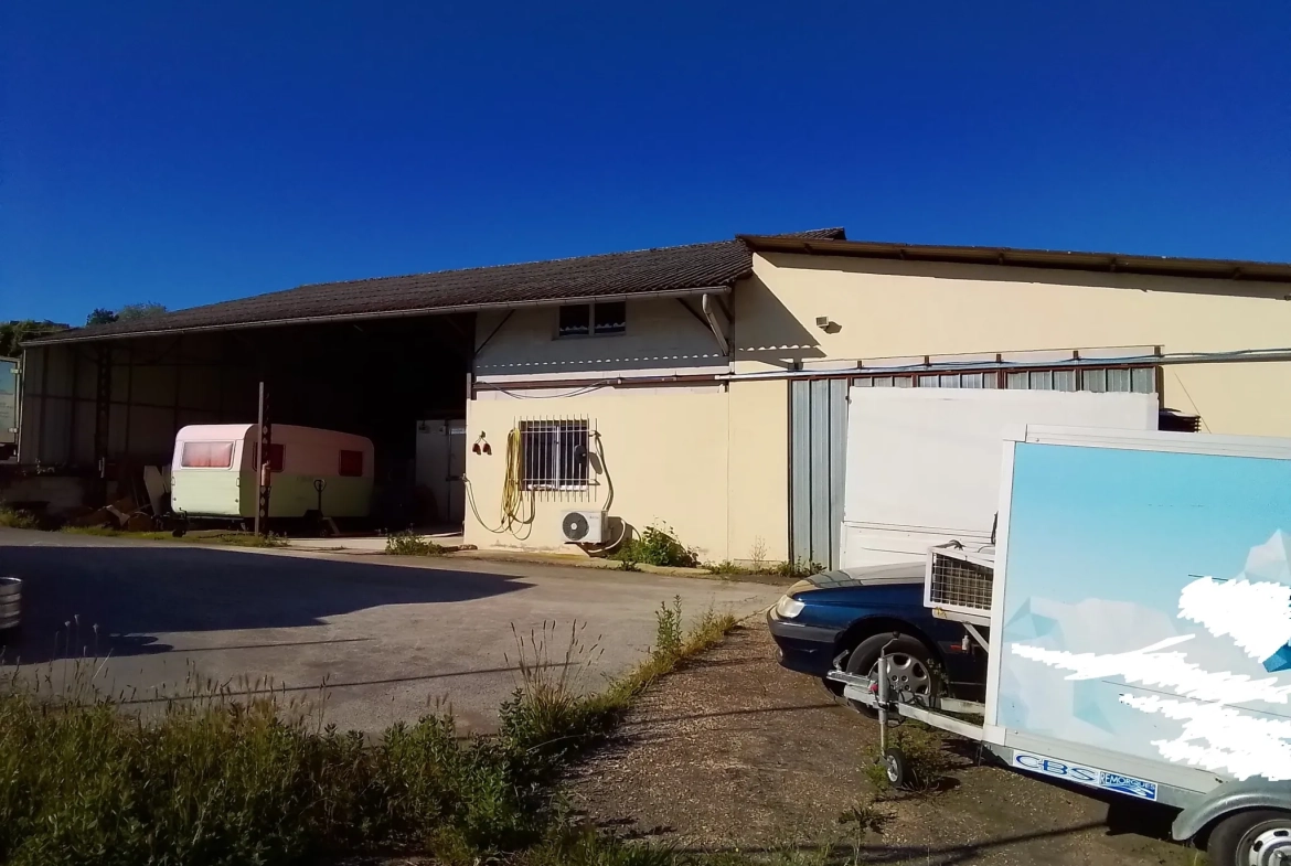 À vendre entrepôt à Joyeuse avec potentiel d'aménagement et grand parking - Opportunité rare 